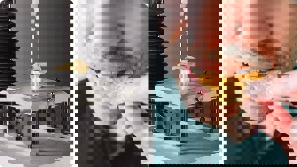 Image Pairing Crisp Fracture Support Rig And Biting Into Crisp