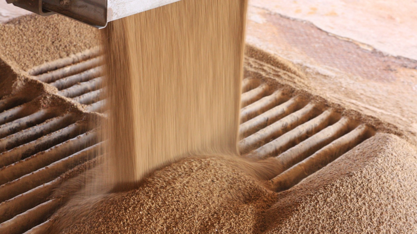 Dry fertiliser flowing in a factory environment