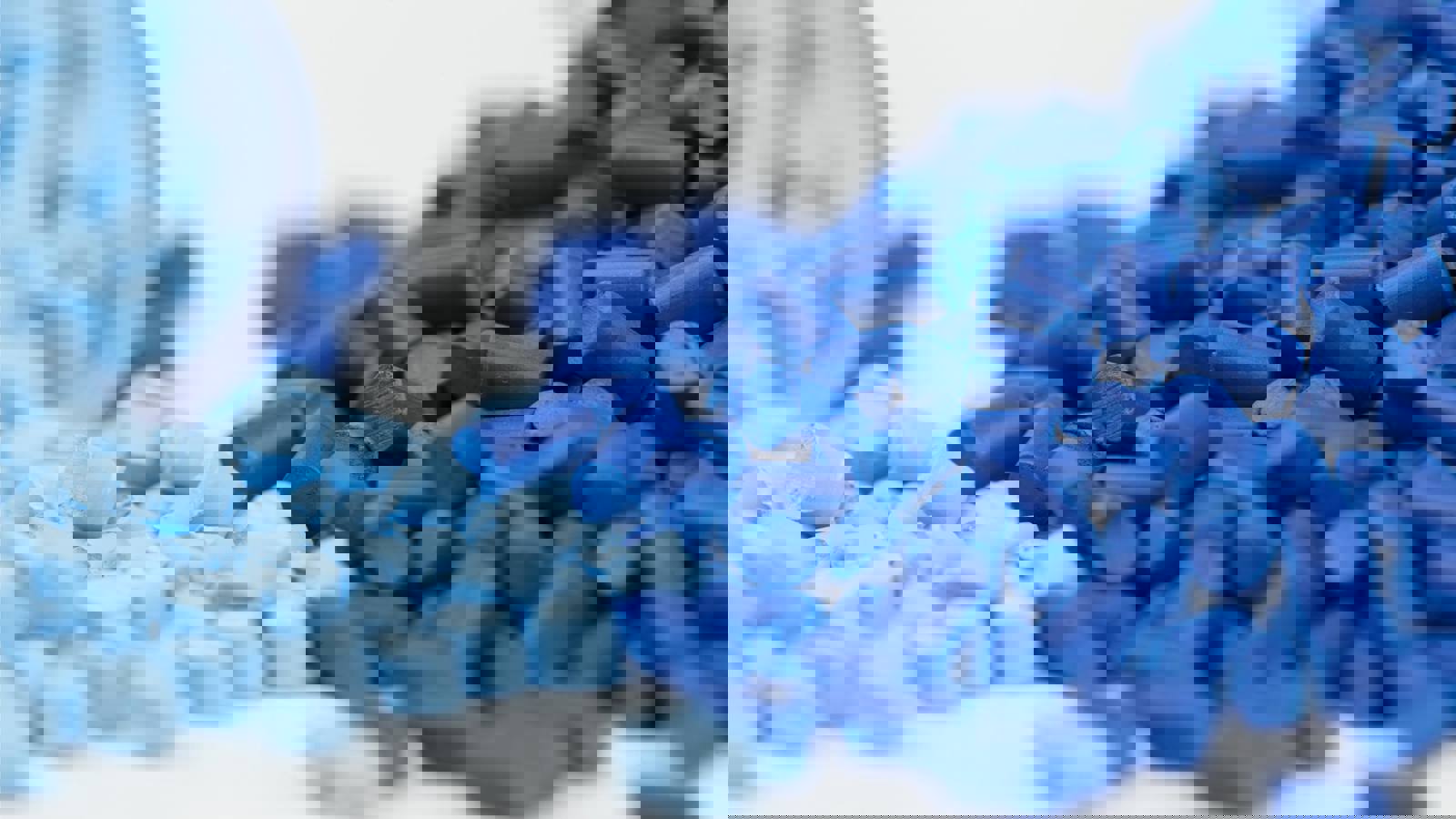 Coloured polymer granules